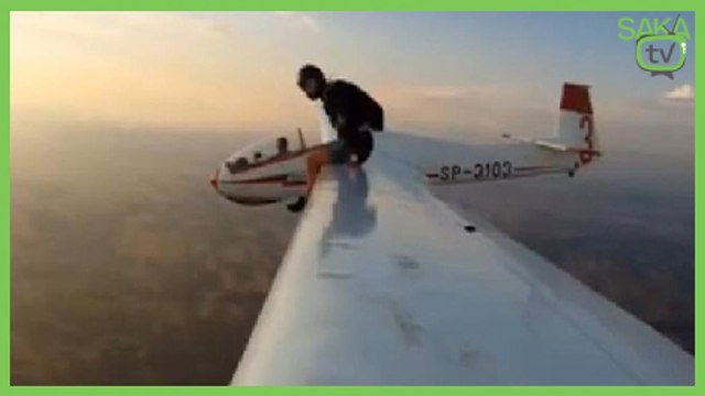 Uçak Kanadından Paraşütle Atlamak