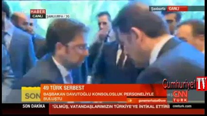 Davutoğlu serbest bırakılan vatandaşlarla buluştu