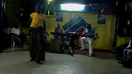 .Dansers bij Kilometre 9 Douala, Kameroen, Deel 17