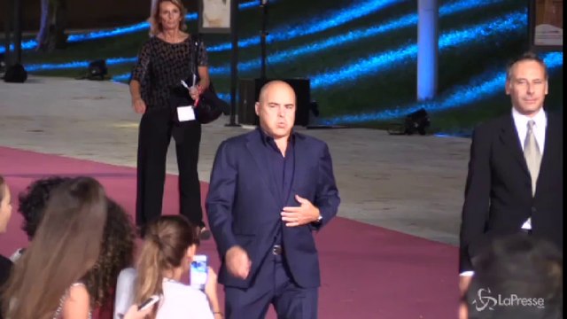 Gran finale a Roma Fiction fest, Isabella Ferrari affascinante su pink carpet con Luca Zingaretti