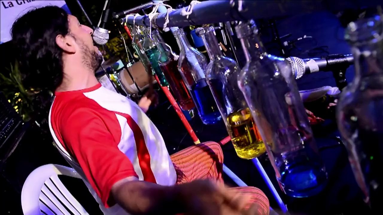 Musik mit pizzaschachtel und benzinkanister