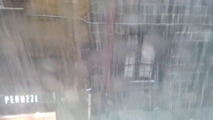 Straniera reagisce alla grandinata record