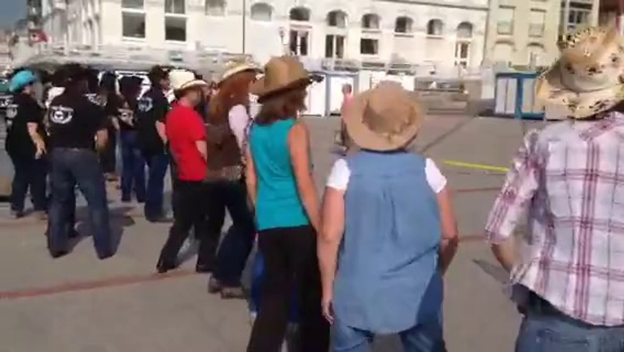 Wimereux : des centaines de danseurs country en ligne sur la digue