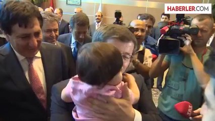 Başbakan Davutoğlu, Uçakta Konsolosluk Çalışanları ile Sohbet Etti