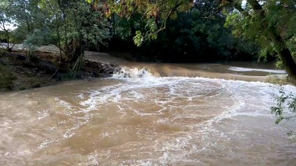 Rivière l'Alzon en crue près de Saint-Christol les Alès (Gard)