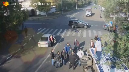 Voilà un cycliste qui devrait aller jouer au loto après ce qui lui est arrivé !