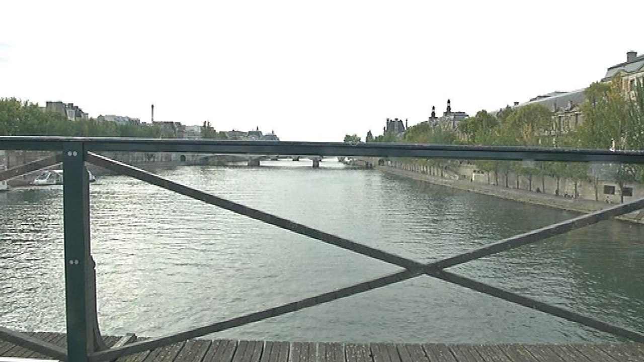 Pont des Arts: des panneaux en verre contre les cadenas