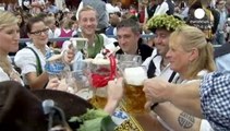 Al via a Monaco l'Oktoberfest. Fiumi di birra sotto i tendoni