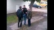 Un jeune homme défend son grand père et envois son agresseur KO !