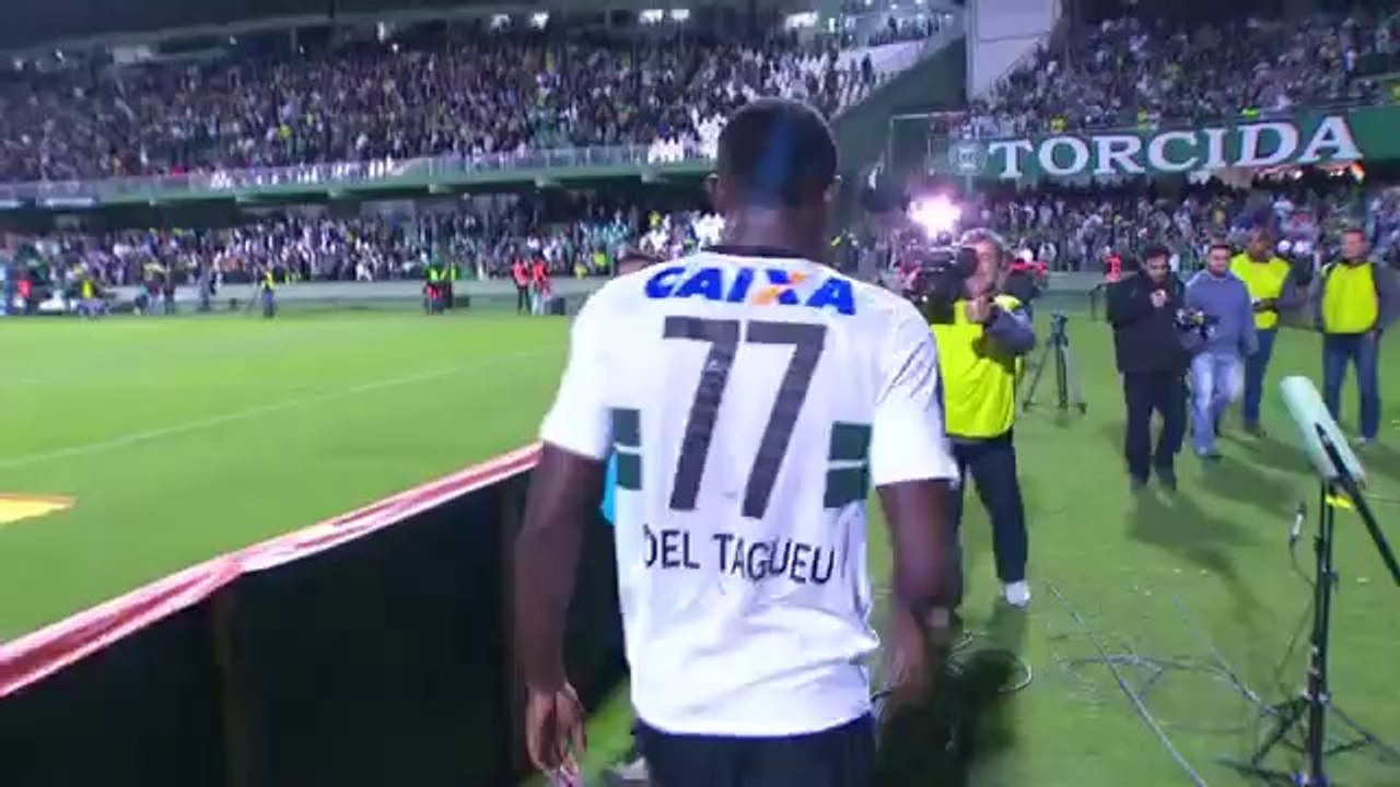 Joel tombe dans un trou en allant fêter son but !