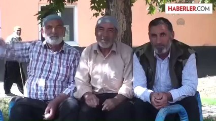 Telefonla konuşabilmek için elektrik direğine çıkıyorlar -