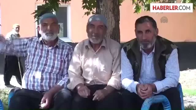 Telefonla konuşabilmek için elektrik direğine çıkıyorlar -