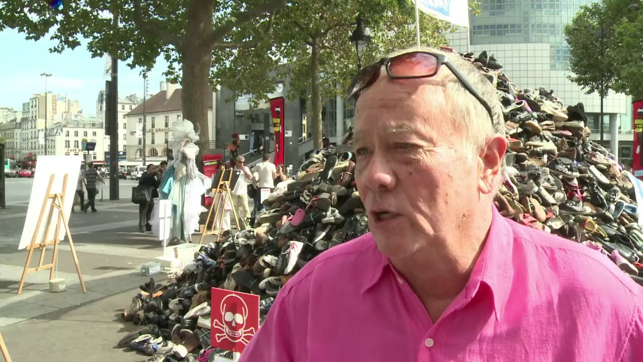 Pyramide de chaussures: Handicap International dénonce les mines