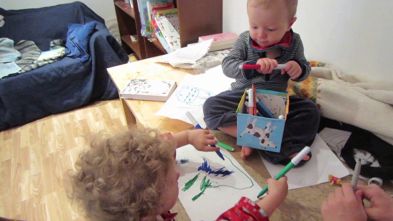 Lilja et Lukas dessinent