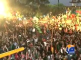 PTI chairman Imran Khan waves to his supporters from the stage.-Geo Reports-21 Sep 2014