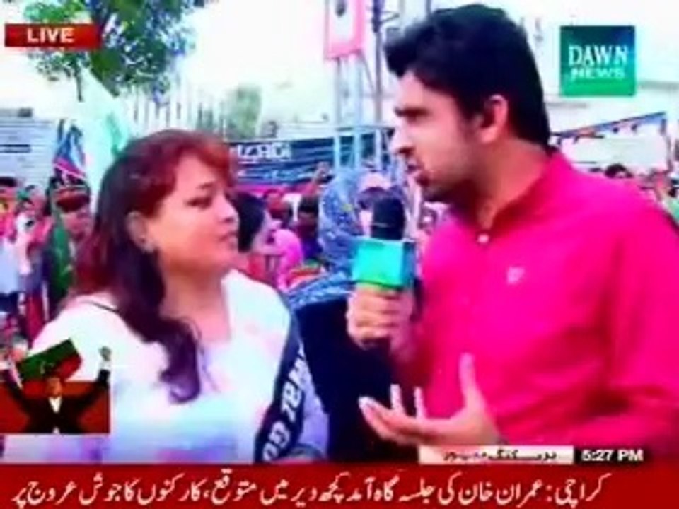 Karachi women welcome Imran khan on the message of MQM Quaid Altaf Hussain