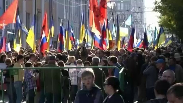 Des milliers de Russes défilent à Moscou pour la paix en Ukraine