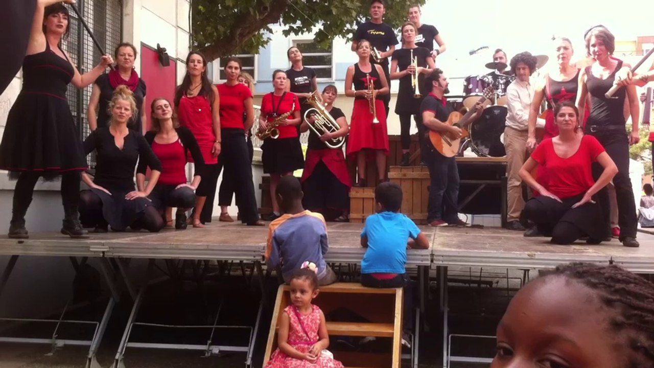 Compagnie Jolie Môme spectacle devant La Belle Étoile lors de la brocante