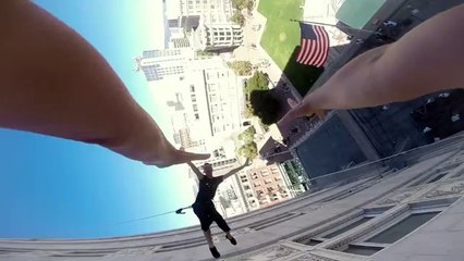 Deux danseurs jouent les filles de l'air le long d'une façade d'immeuble !