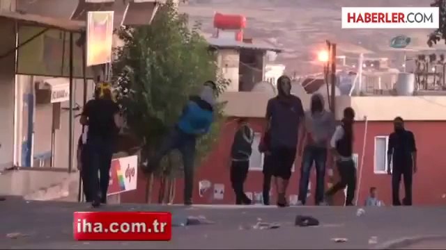 Taziye Evine Yürümek İsteyen Grup Polisle Çatıştı