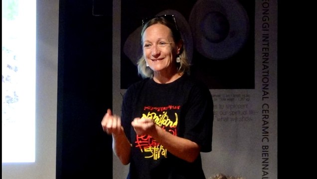 Salernes Var Conférence La céramique, c'est quoi ? Par Joelle SWANET Professeur de technologie céramique au MuséeTERRA ROSSA de Salernes Cours hebdomadaires de poterie au four, 04.83.11.63.41 stages ou initiations pour les débutants à Villecroze