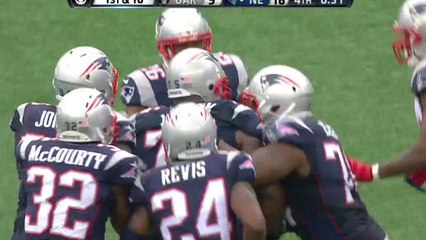 Vince Wilfork intercepts Derek Carr