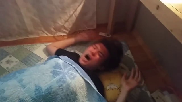 Une cuillère de Wasabi pour réveiller son pote! Violent...