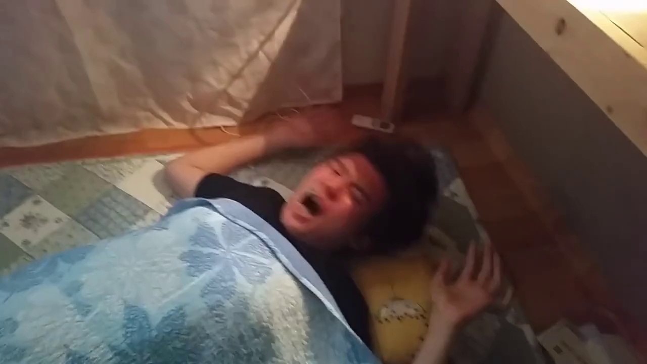 Une cuillère de Wasabi pour réveiller son pote! Violent...