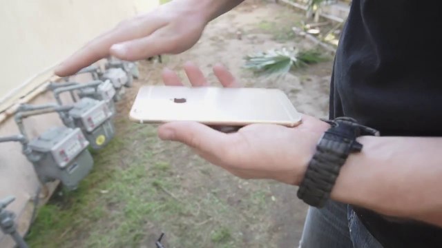 Test iPhone 6 Plus : chute dans l'eau et au sol, en Slow Motion!