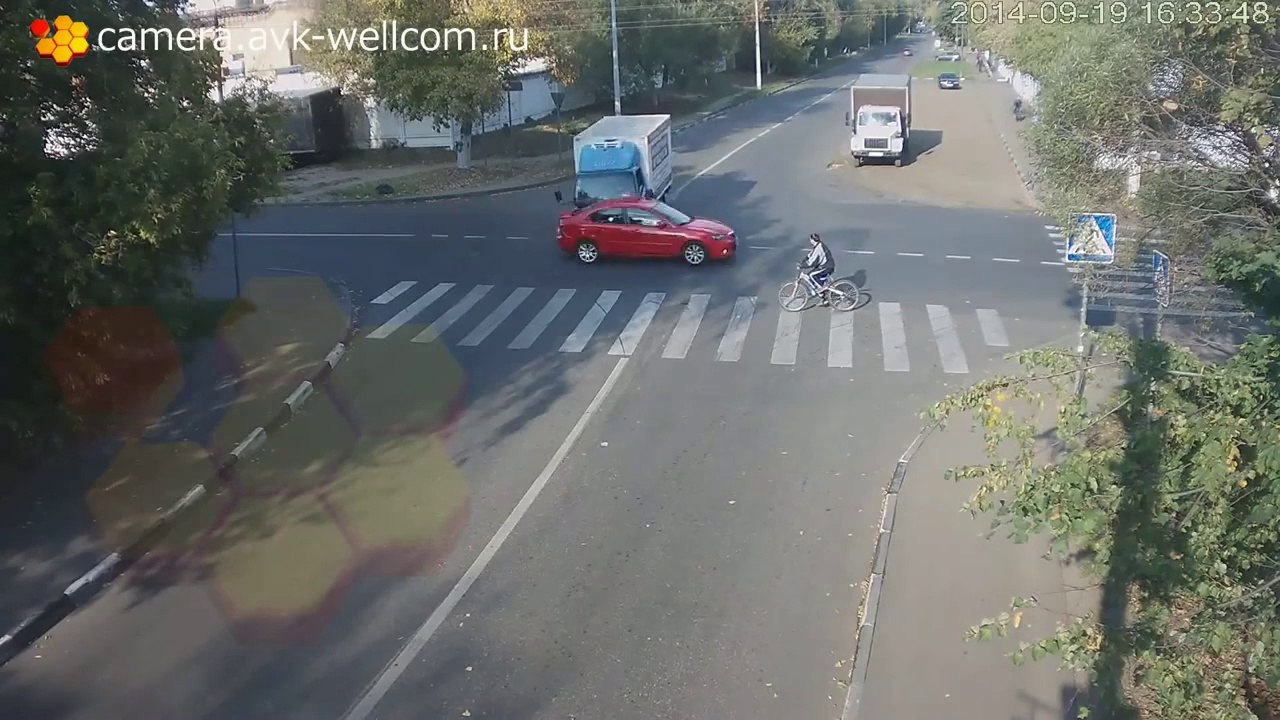 Un cycliste chanceux échappe de peu à la mort : accident de camion impressionnant!