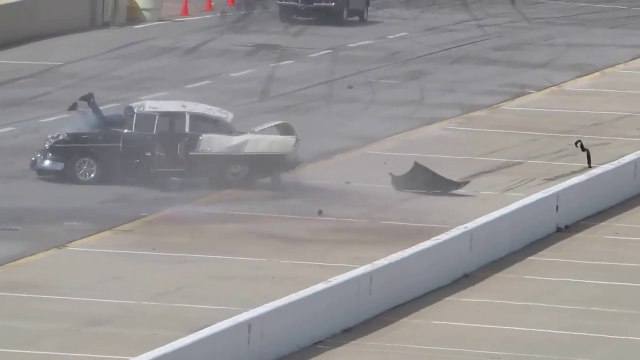 Accident impressionnant : Chevrolet Bel Air de 1956 fait 3 tonneaux!