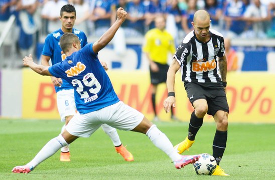 Atlético-MG vence Cruzeiro no fim e segue na luta pelo G4