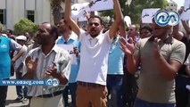 شاهد|| عمال المحاجر بالسويس يحتجون للمطالبة بصرف 