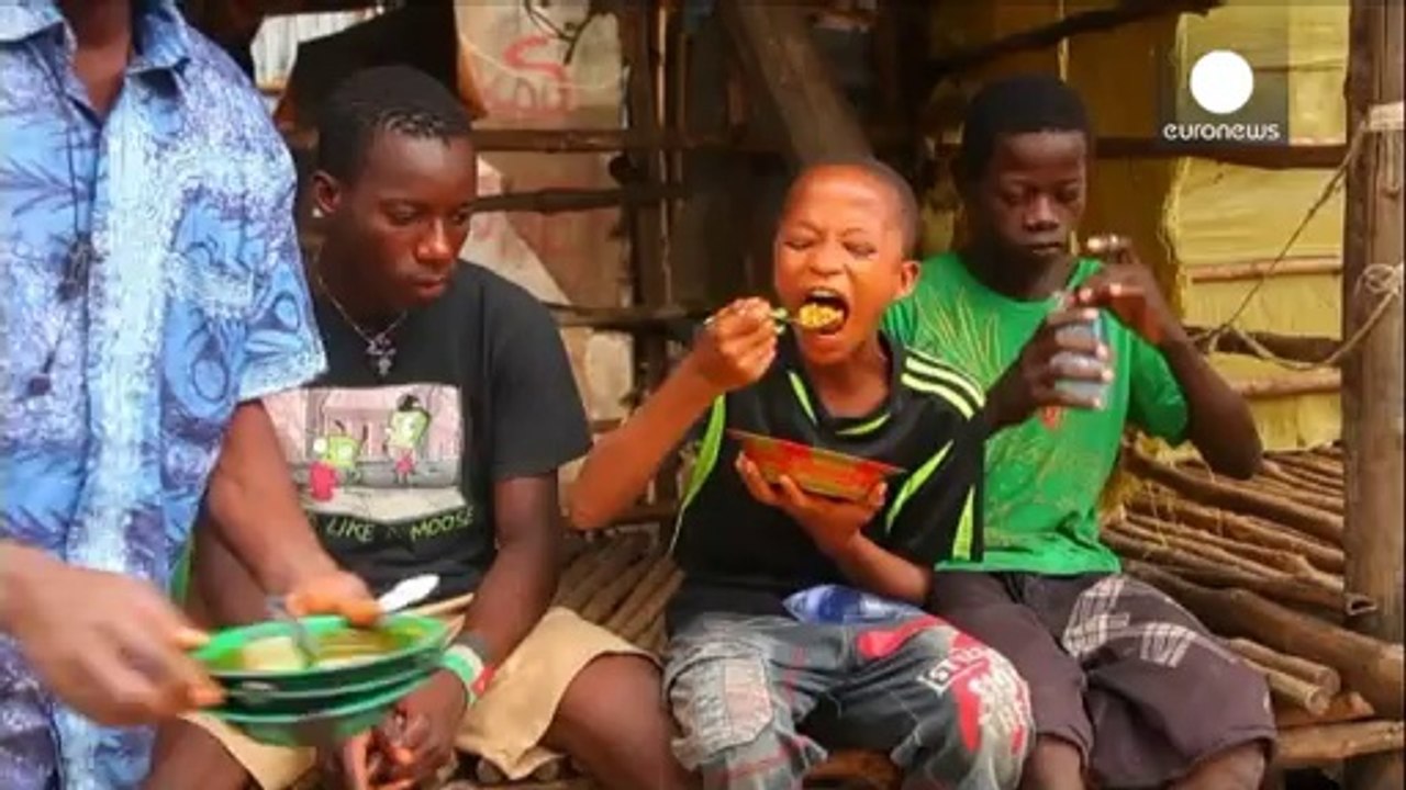 Ebola. In Sierra Leone fine coprifuoco, altri 92 morti, decine i contagiati