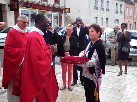 Remise des clés au Père Jean-Eric Agbobli