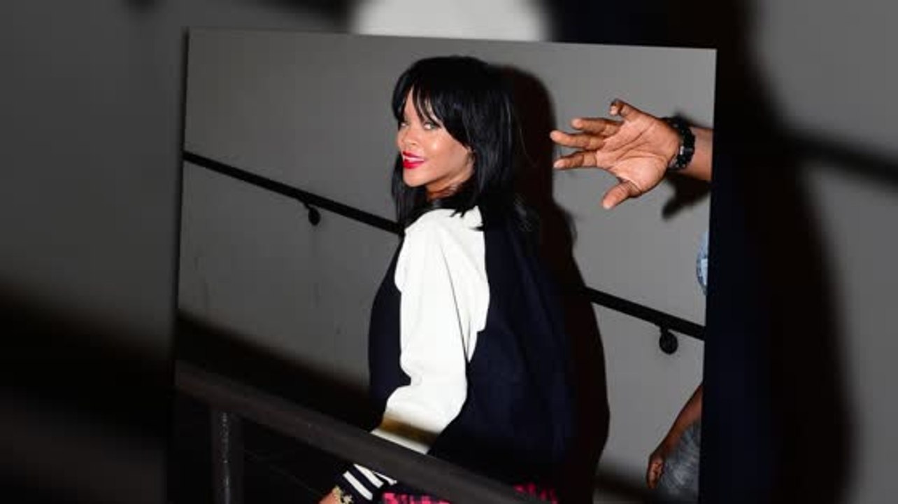 Rihanna Keeps Smiling Amidst the Leaked Photos Scandal