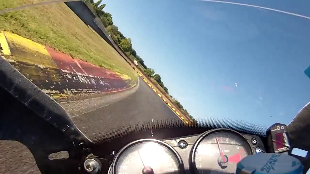 Nogaro le 13 09 14 : Ma ZX9R , Rémi en 600 CBR et Franck en Z300 ...