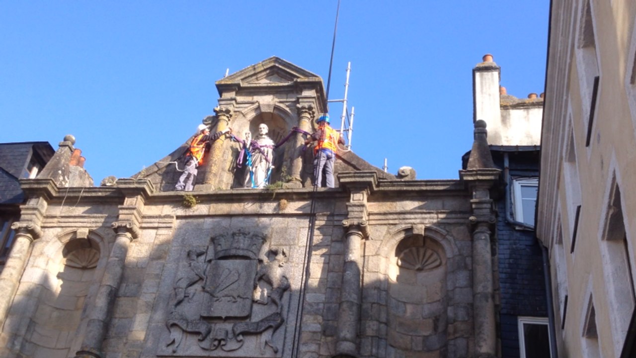 La statue déposée de la porte Saint-Vincent