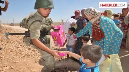 Mehmetçik Türkiye'ye Sığınan Suriyelilerin Yardımına Koştu