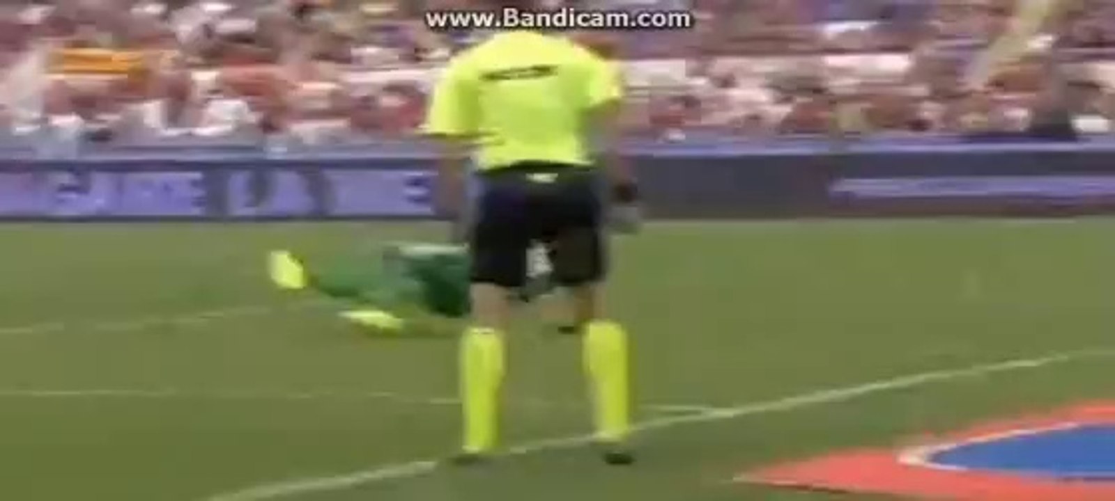 Florenzi marque un but et grimpe dans les gradins embrasser sa grand mère !