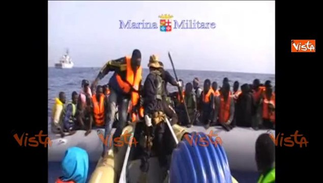 22-09-14 MARE NOSTRUM 590 MIGRANTI RECUPERATI NEL WEEKEND IMMAGINI w00_54