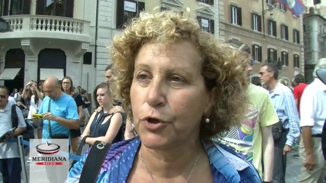 Piazza di Spagna, restaurata la Barcaccia. Marino contestato dai commercianti