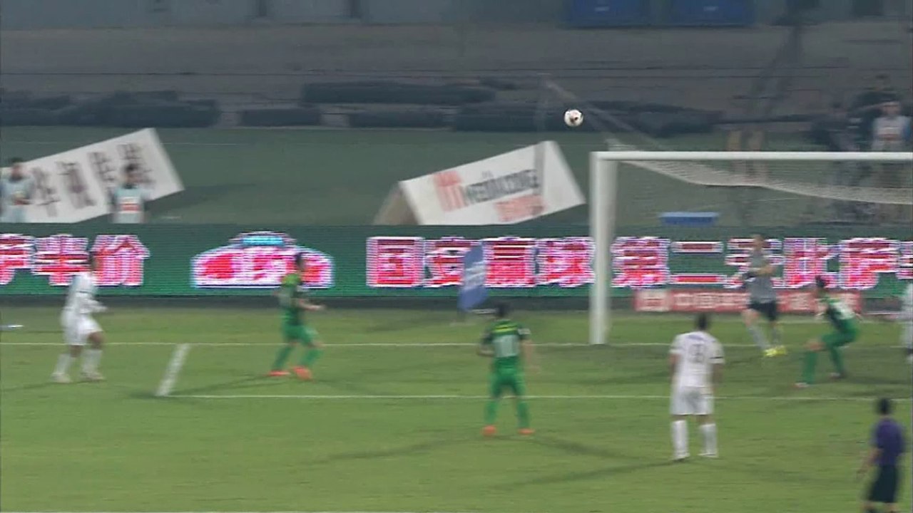 Crazy 'keeper get tackled in opposition half