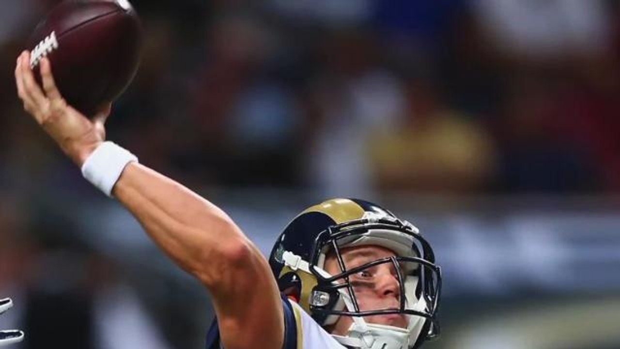 Angry Tight End Drops Touchdown, Shoves Quarterback