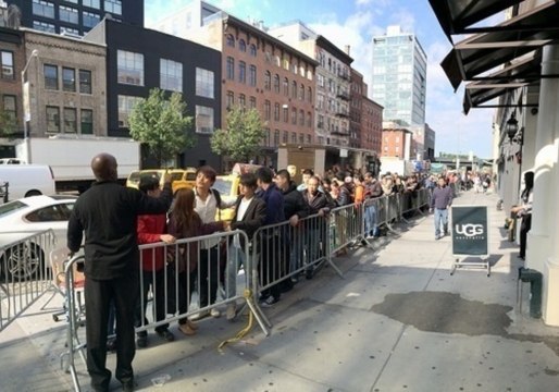 Huge Line for iPhone 6 Stretches Through Manhattan