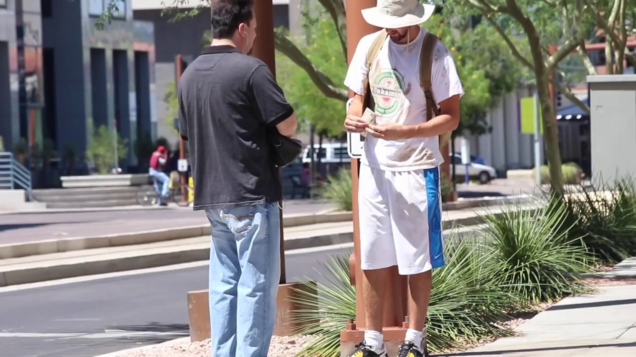 Un faux SDF donne de l'argent à ceux qui veulent lui en donner!