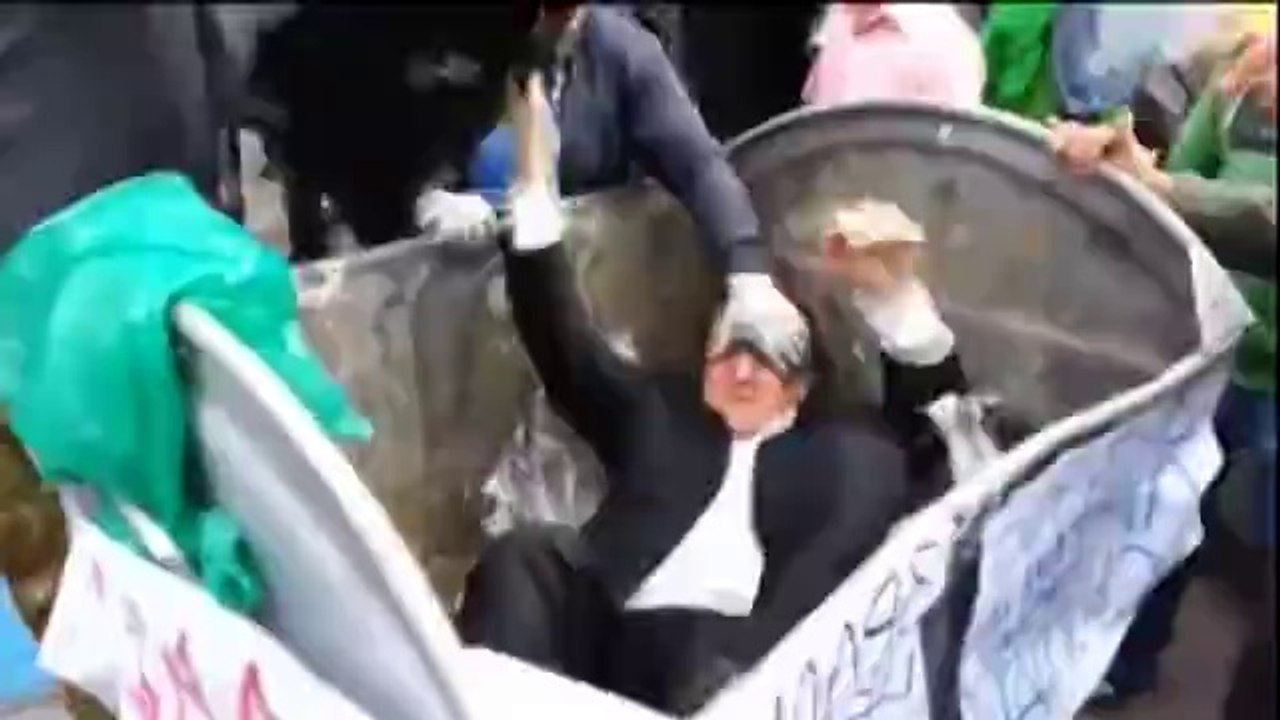 Ukrayna'da Milletvekilini Çöpe Atmak
