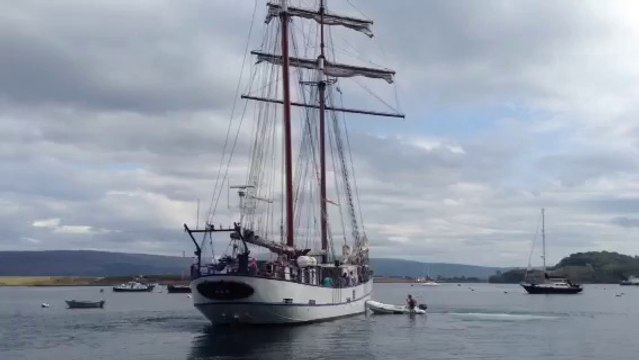 Andree Anne Rachel 2014:Video du départ du quai du Flying Dutchman, Goliath poussé par David le dinghy...2