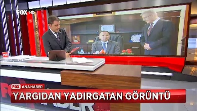 Yadırgatan görüntü Cumhuriyet savcısı bakan karşısında el pençe duruyor