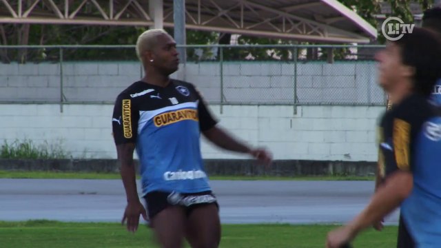 Com lindos chapéus, Jobson e Carlos Alberto agitam treino
